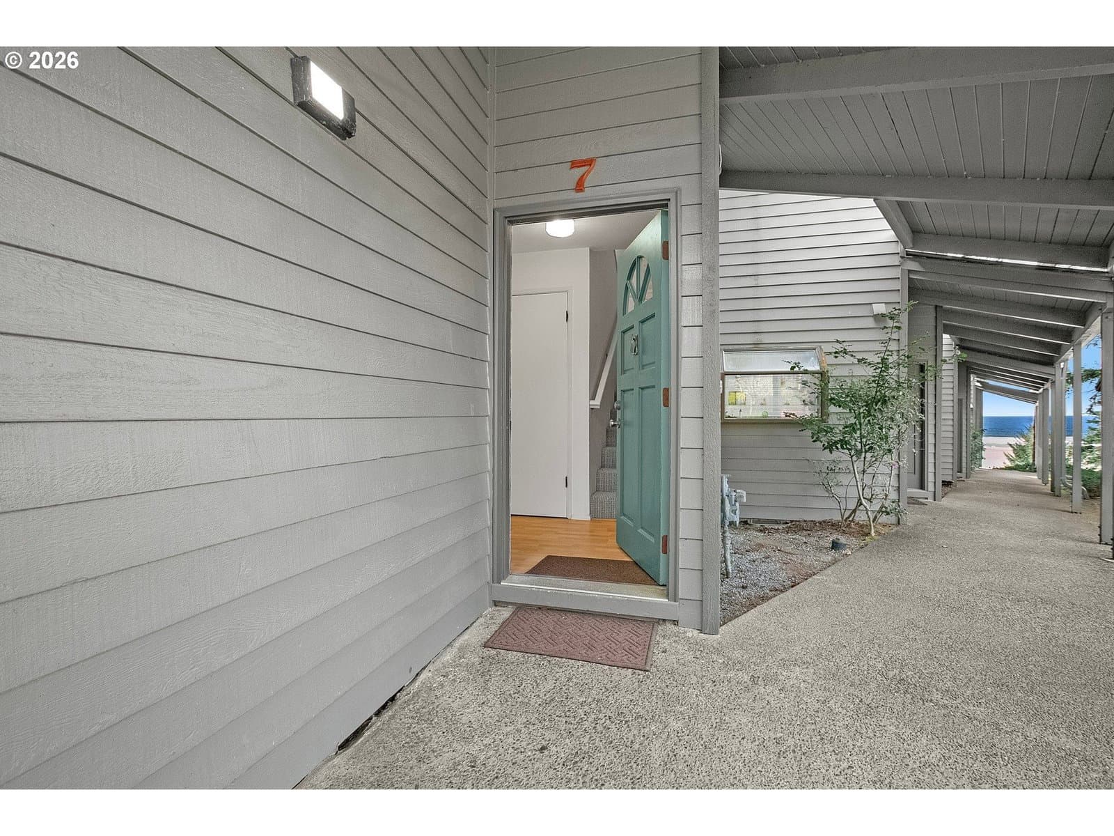 Listing photo 1 of 6