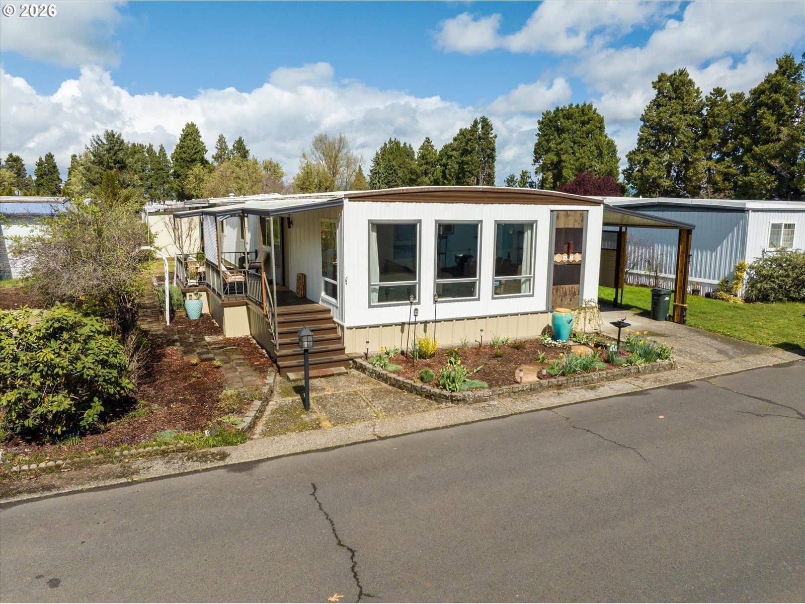 Listing photo 1 of 6